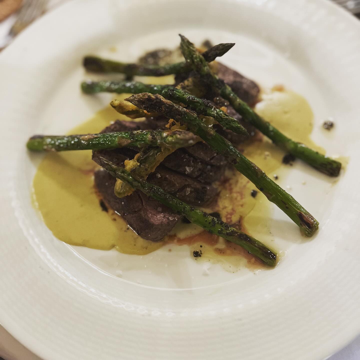 Solomillo de ternera con foie y salsa P.X, setas y trigueros
